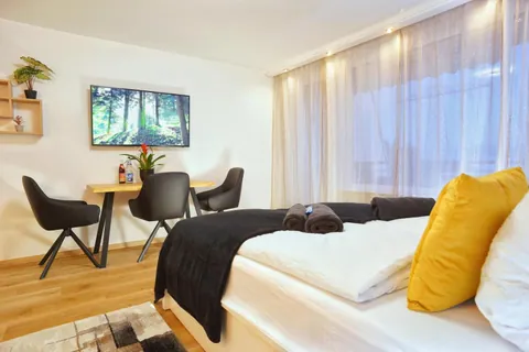 RELAX-BLACK – Wohnbereich mit Schlafsessel, Esstisch und Doppelbett