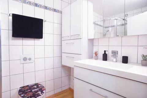 RELAX-BLACK – Badezimmer mit Waschbecken, Spiegel und Stauraum